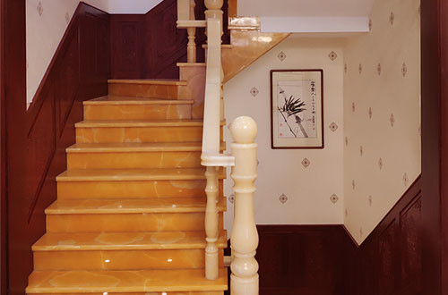 阜沙镇中式别墅室内汉白玉石楼梯的定制安装装饰效果